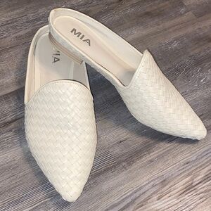 EUC Weaved Flats in White MIA 9